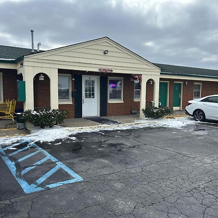 Hillcrest Motel By Oyo Aurora Near Lawrenceburg Exterior photo
