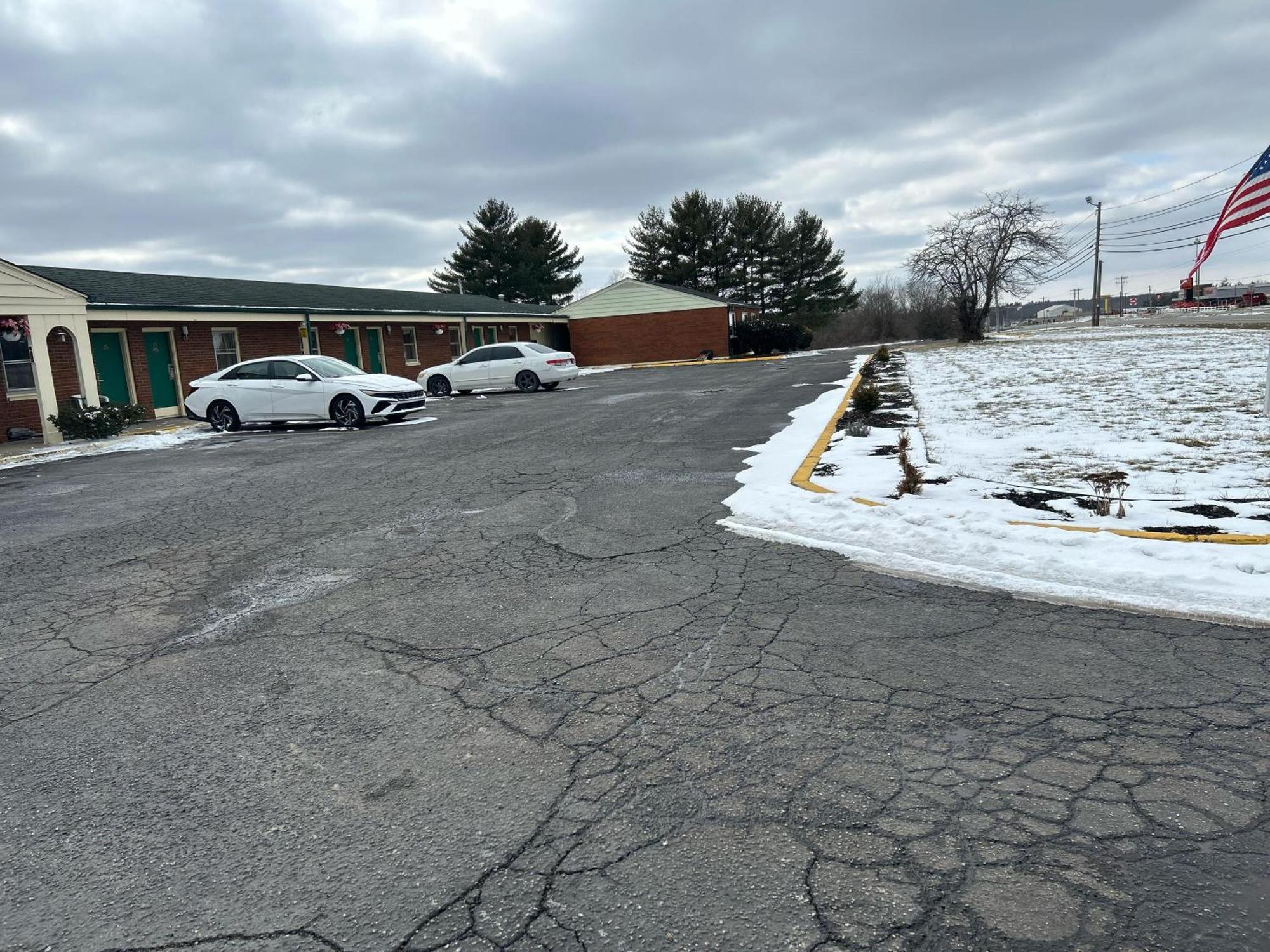 Hillcrest Motel By Oyo Aurora Near Lawrenceburg Exterior photo