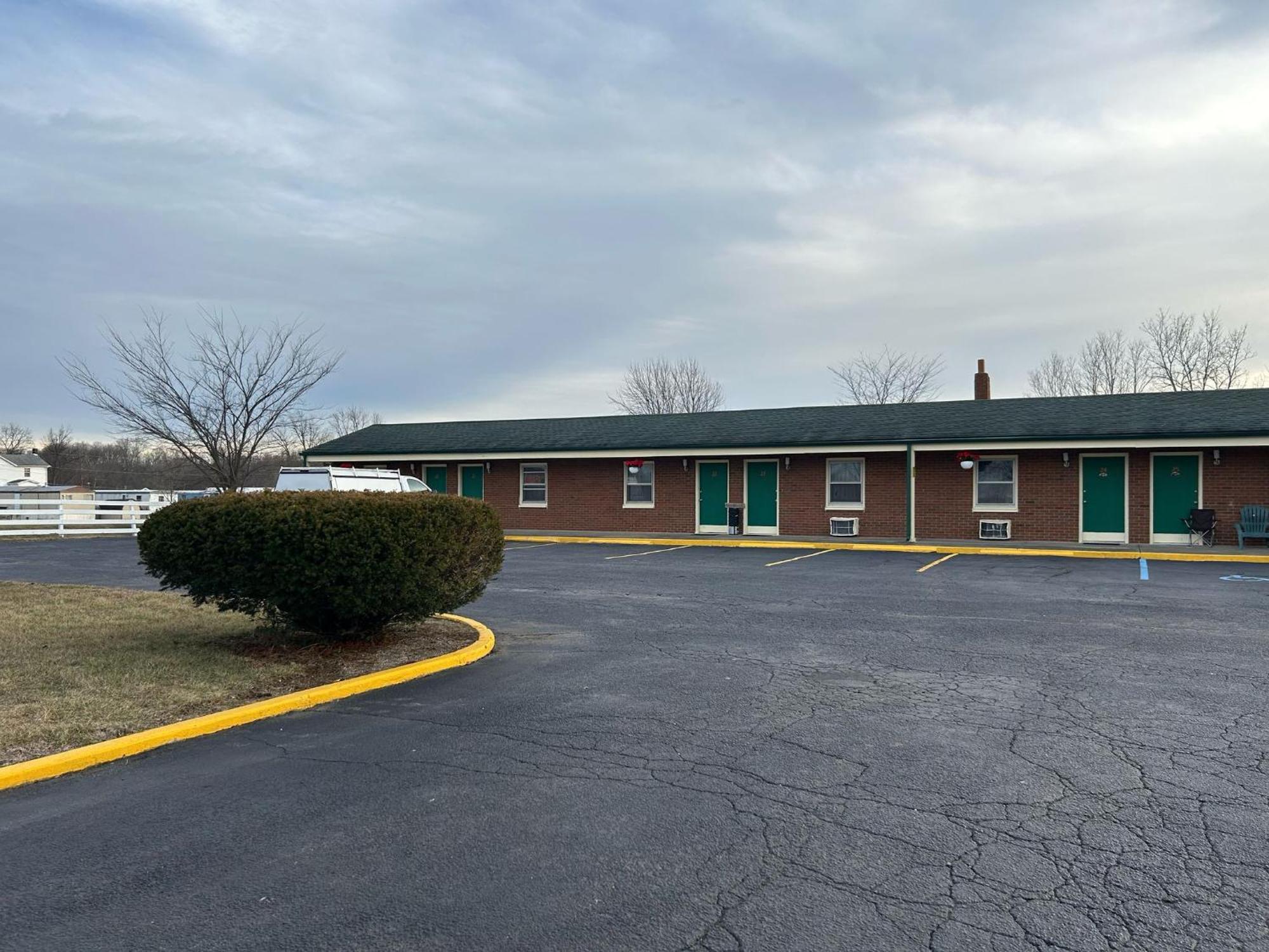 Hillcrest Motel By Oyo Aurora Near Lawrenceburg Exterior photo