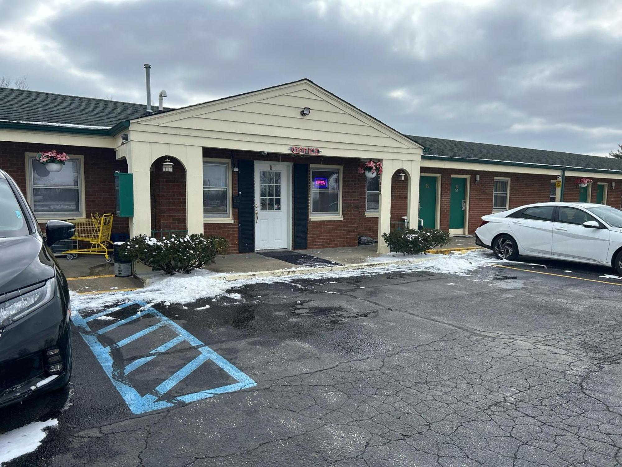 Hillcrest Motel By Oyo Aurora Near Lawrenceburg Exterior photo