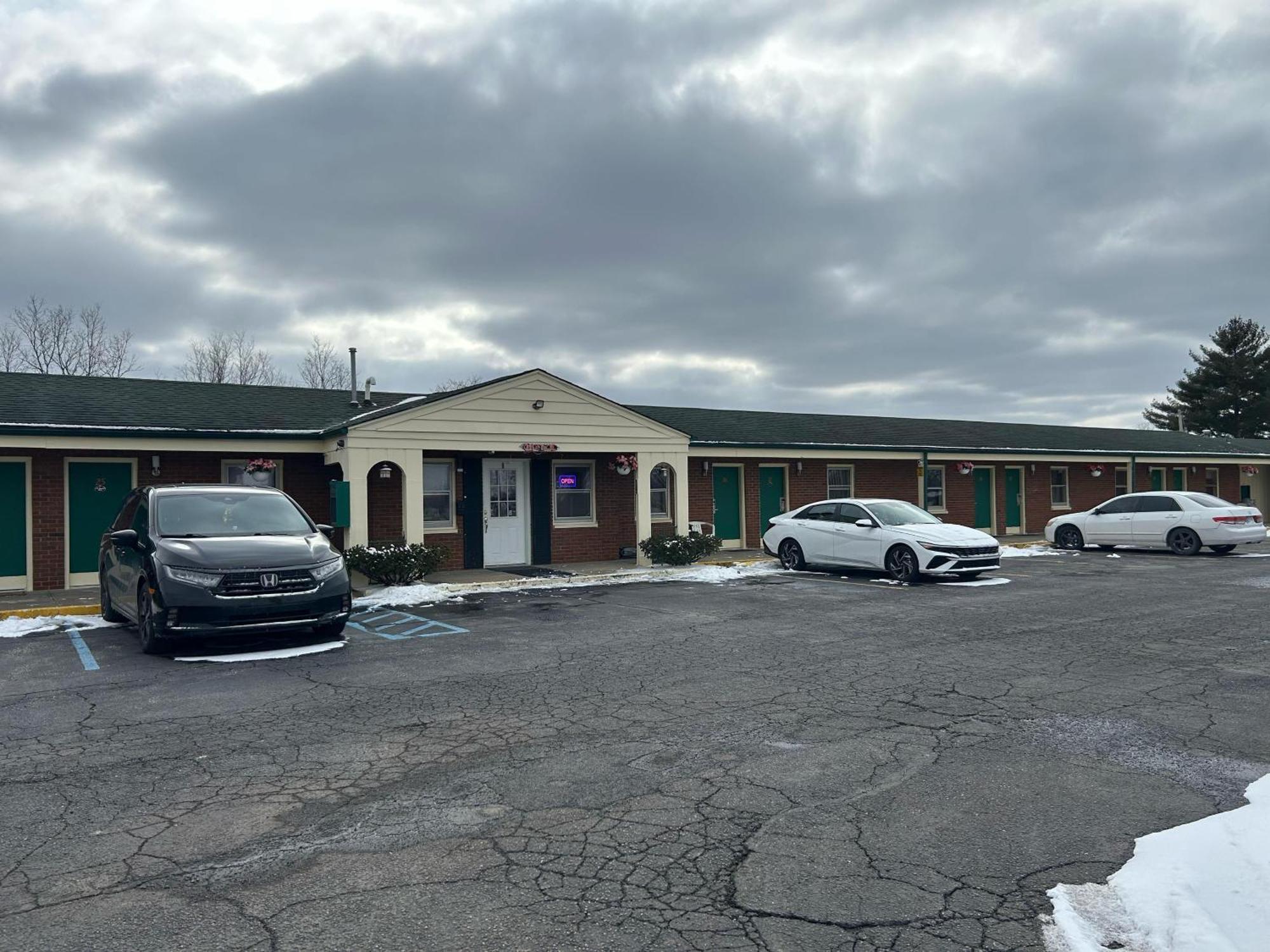 Hillcrest Motel By Oyo Aurora Near Lawrenceburg Exterior photo