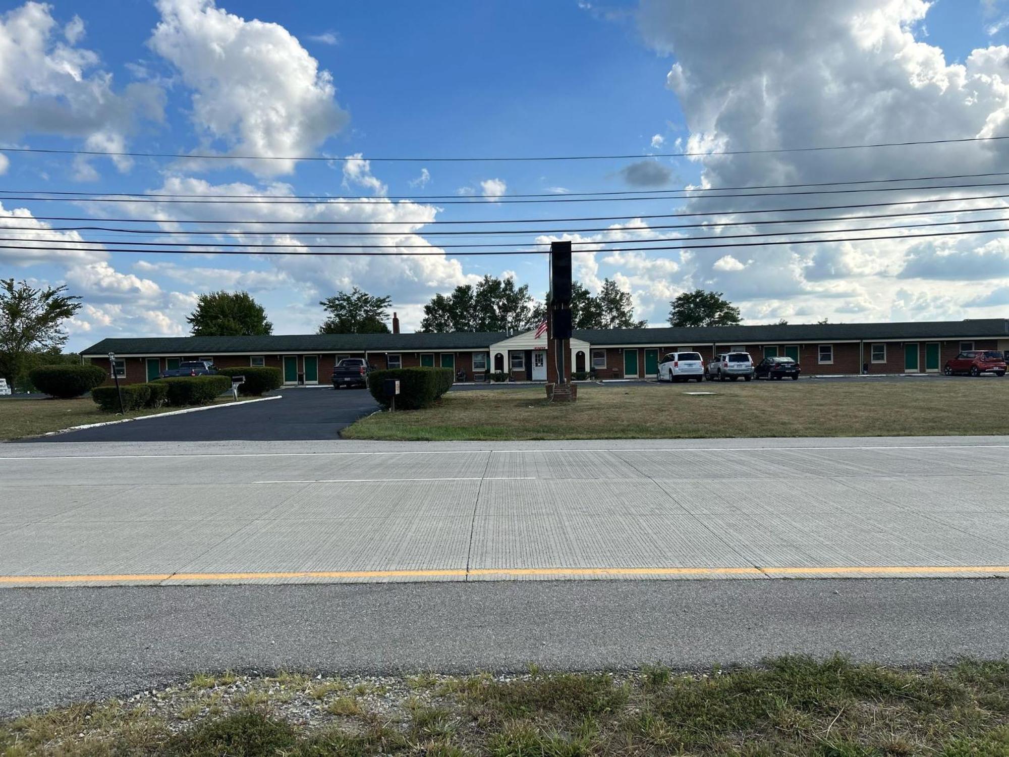 Hillcrest Motel By Oyo Aurora Near Lawrenceburg Exterior photo
