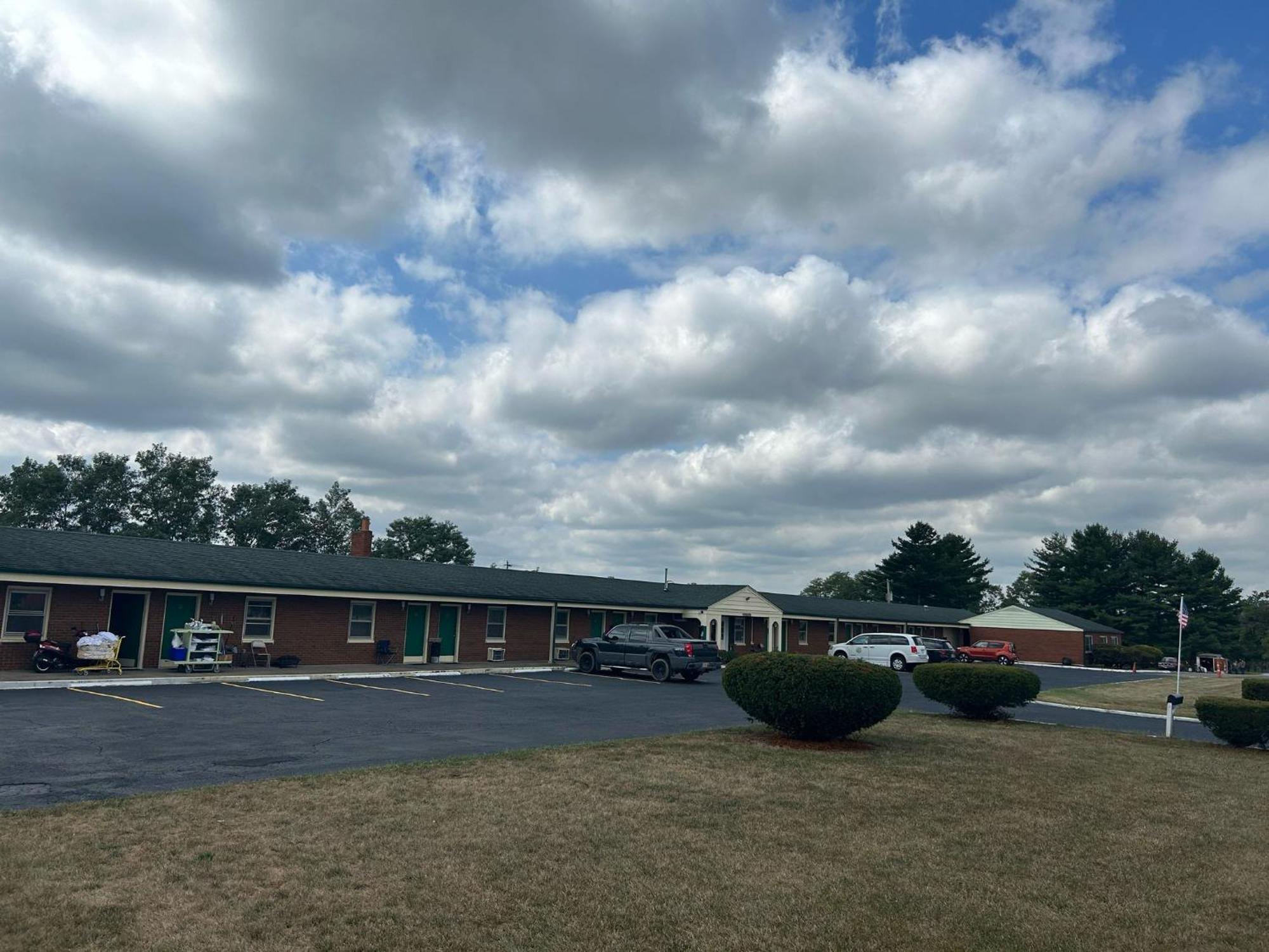 Hillcrest Motel By Oyo Aurora Near Lawrenceburg Exterior photo