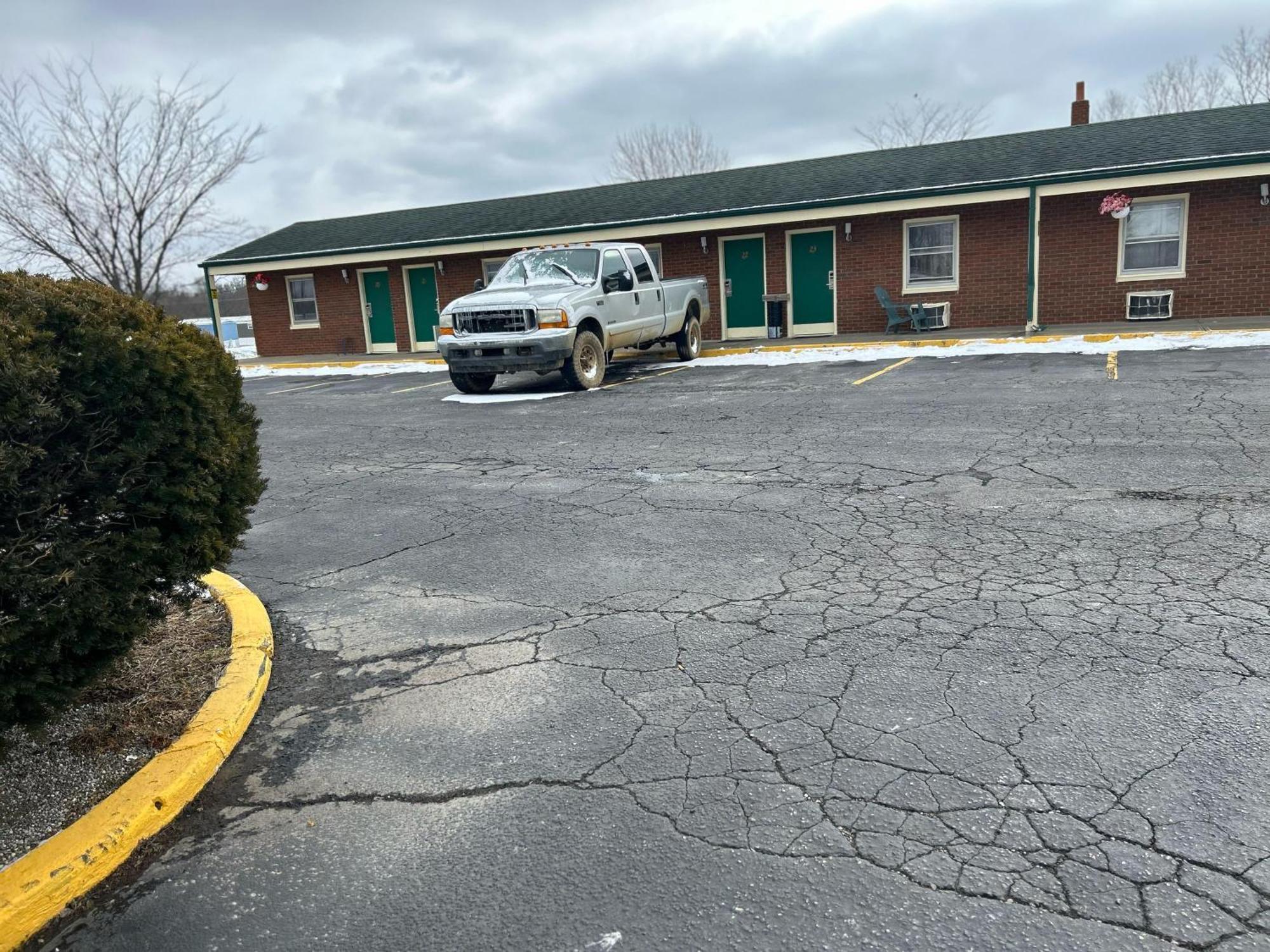 Hillcrest Motel By Oyo Aurora Near Lawrenceburg Exterior photo