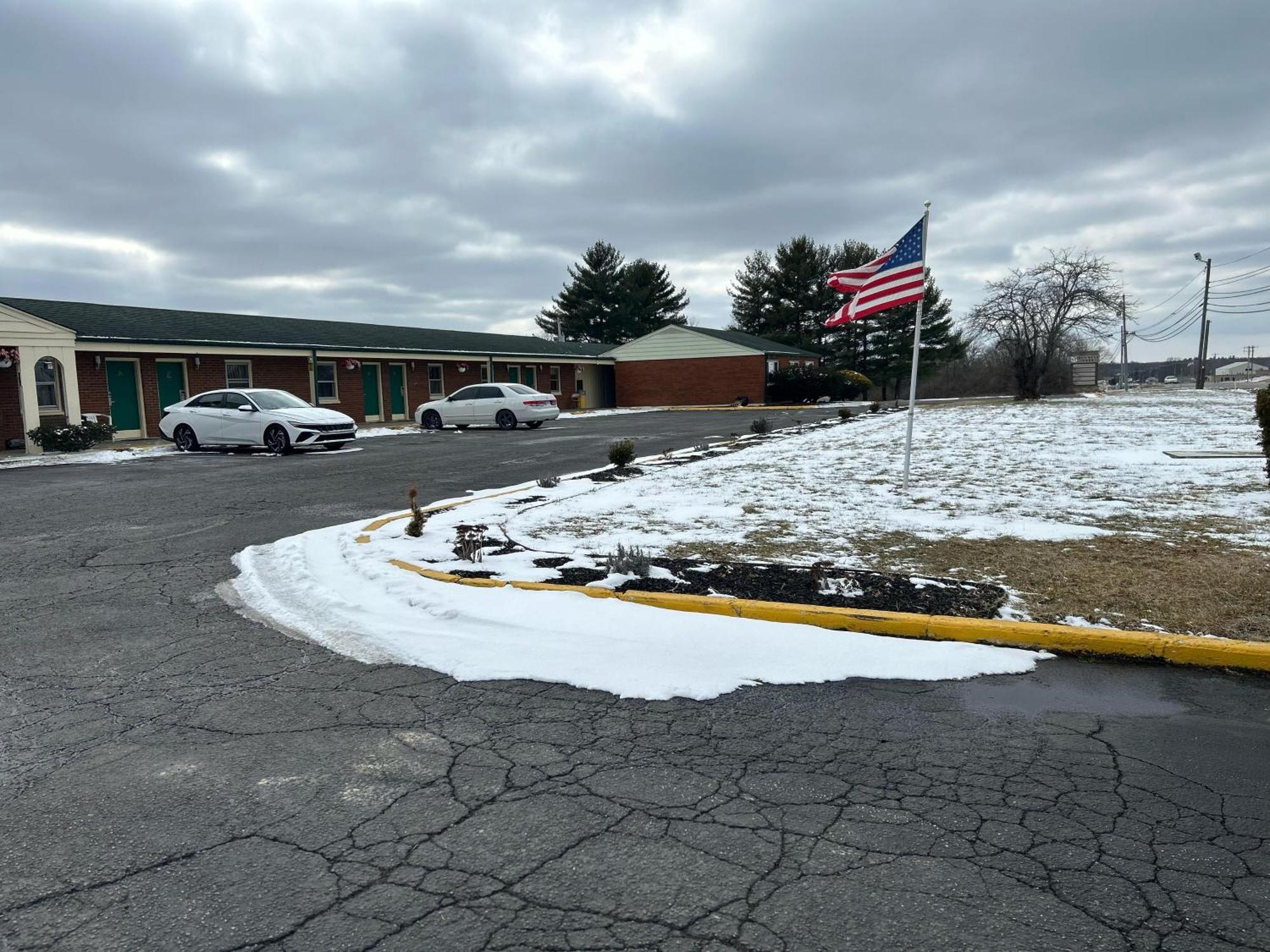Hillcrest Motel By Oyo Aurora Near Lawrenceburg Exterior photo